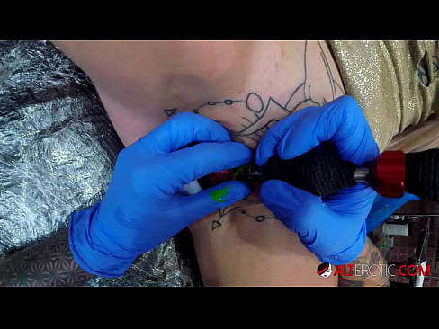 ❤️ Sully Savage mai tsananin jarfa ta yi tattoo a kan kwarin ta ❤❌ Batsa